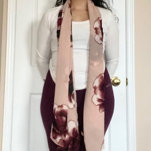 ✨2/$20 🌺🧣Floral Print Scarf - Picture 2 of 3